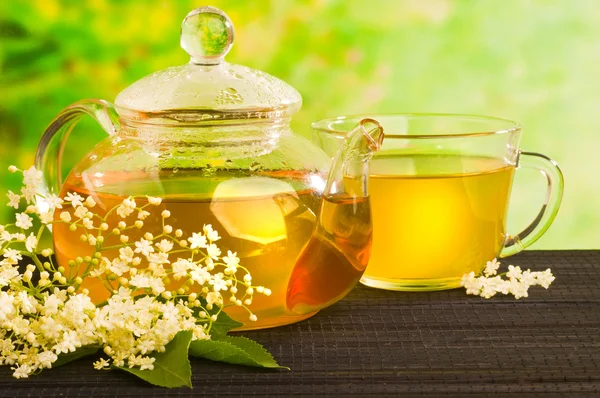 Medicina herbal, té con flor de saúco —  Fotos de Stock