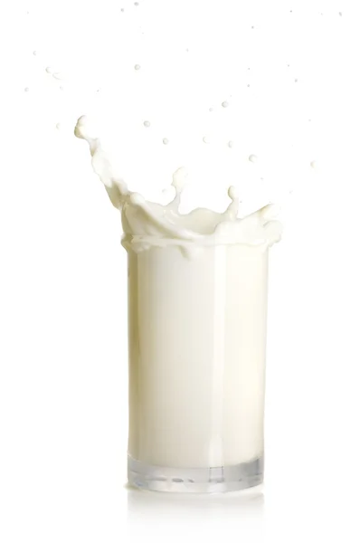 Salpicos de vidro de leite — Fotografia de Stock