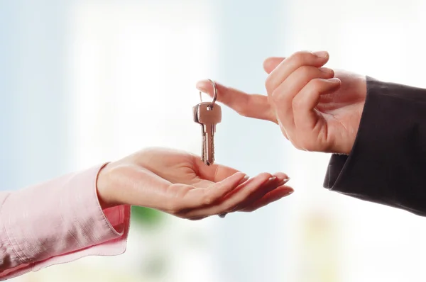 Man handing a women a set of keys — Zdjęcie stockowe