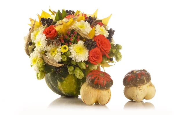 Bouquet autunnale con foglie e zucche — Foto Stock