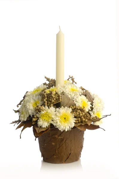Mooie creatieve chrysant boeket met een kaars binnen — Stockfoto