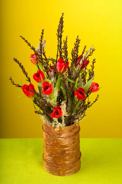 Mooie creatieve tulip boeket met mos en voorjaar takken — Stockfoto