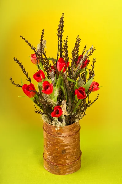 Buquê de tulipa criativo agradável com musgo e ramos de primavera — Fotografia de Stock