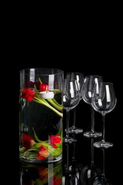 Tulpen in goblet met glazen — Stockfoto