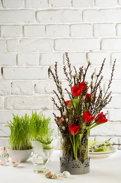 Un bouquet de tulipes avec des branches de saule-chatte — Photo