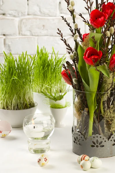 Букет тюльпанов с ветками киски-ивы — стоковое фото