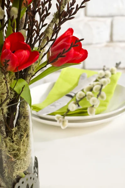 Un bouquet de tulipes avec une branche de saule-chatte — Photo