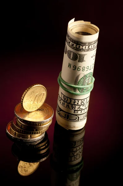 Pénz roll minket dollár és az euro-érmék elszigetelt fehér háttér mintázata — Stock Fotó