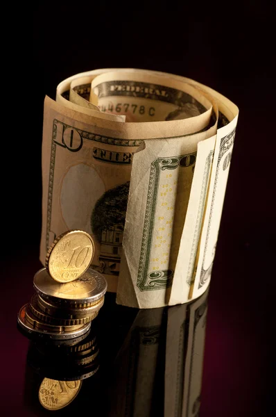 Pénz roll minket dollár és az euro-érmék elszigetelt fehér háttér mintázata — Stock Fotó