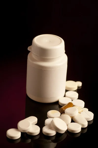 Пляшка таблеток з розливом ліків — стокове фото