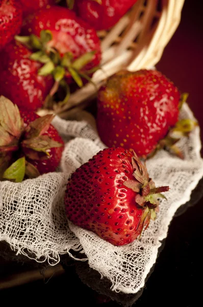 Frische Erdbeere im Holzkorb auf schwarz — Stockfoto
