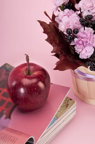 静物花卉、 杂志和苹果 — 图库照片