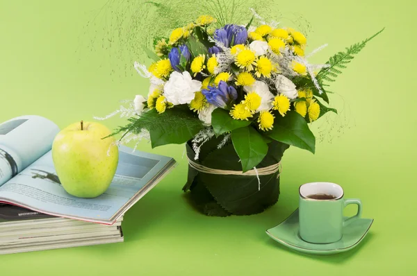Stilleven met bloem, tijdschriften en koffie — Stockfoto