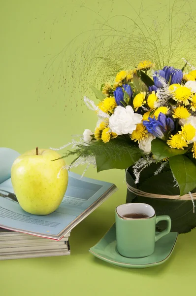Natürmort çiçek, dergiler ve kahve — Stok fotoğraf