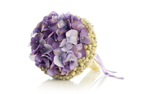 Un bouquet d'hortensias décoré avec bracelet et clous — Photo