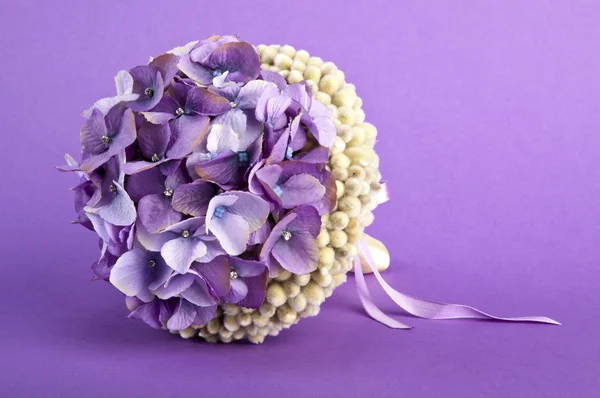Un bouquet d'hortensias décoré avec bracelet et clous — Photo