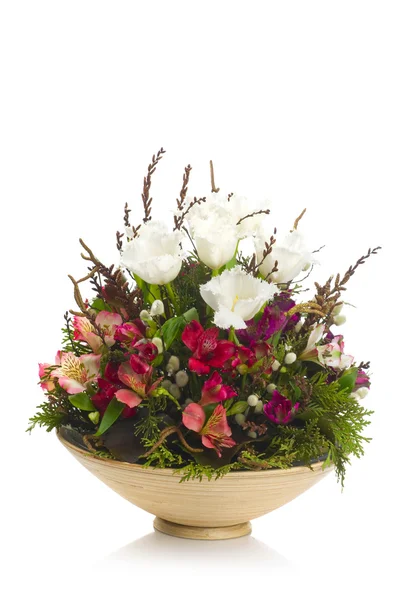チューリップ、ヤナギおよびクロベ、白で隔離されるの花束 — ストック写真