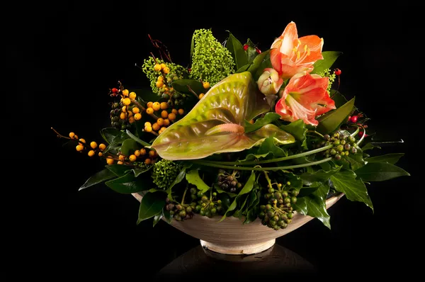 Un bouquet de lys, d'ivies et d'anthurium — Photo
