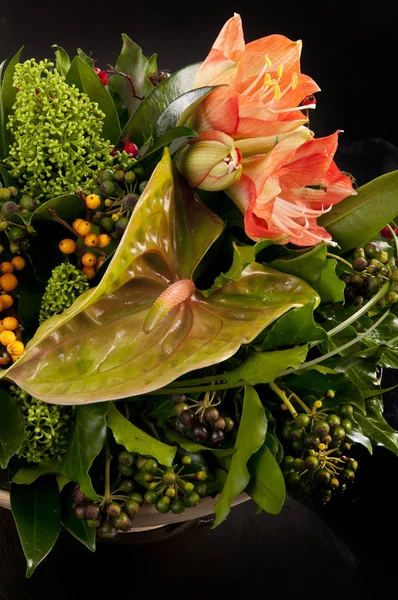 Ein Strauß Lilien, Efeu und Anthurien — Stockfoto
