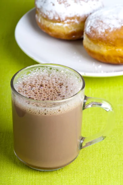 Какао с двумя пончиками хороший завтрак — стоковое фото