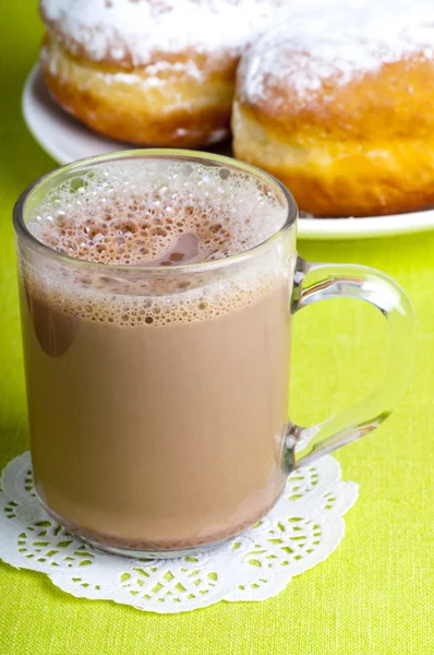 Какао з двома пончиками хороший сніданок — стокове фото