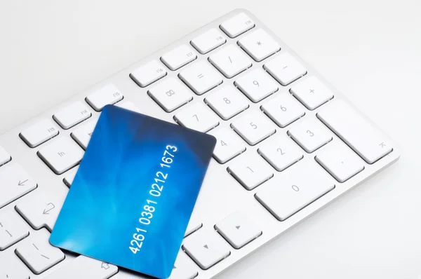 Tarjeta de crédito en un teclado Mac — Foto de Stock