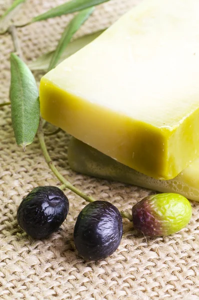 Jabón natural hecho a mano con oliva —  Fotos de Stock