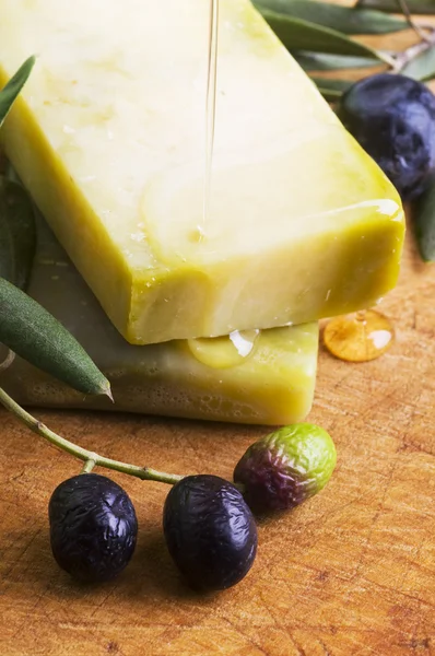 Естественное мыло ручной работы с оливками — стоковое фото
