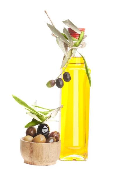 Olivenölflasche und Zweig isoliert — Stockfoto