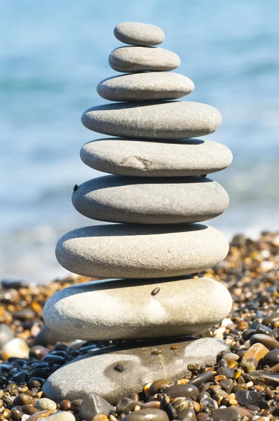 Rocas equilibradas contrastan un mar de piedras —  Fotos de Stock