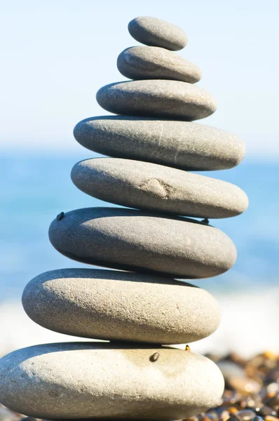 Evenwichtige rotsen contrast een zee — Stockfoto