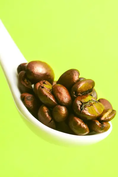 Cucharada de grano de café —  Fotos de Stock