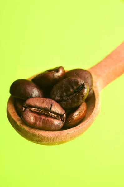 Łyżka ziaren kawy — Zdjęcie stockowe