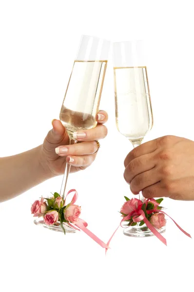 Een glas champagne in de handen van mannen en vrouwen — Stockfoto