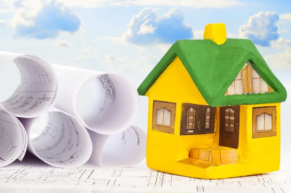 Klein model huis op tekening — Stockfoto