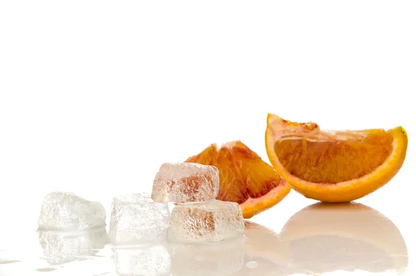 水とオレンジのスライスで溶けたアイス キューブ — ストック写真