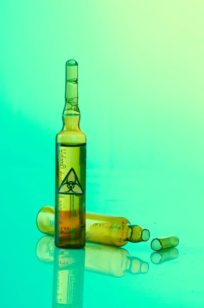 Dos ampollas con sustancia de riesgo biológico —  Fotos de Stock