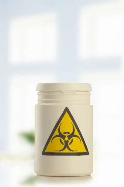 Recipiente de plástico branco com símbolo de risco biológico — Fotografia de Stock