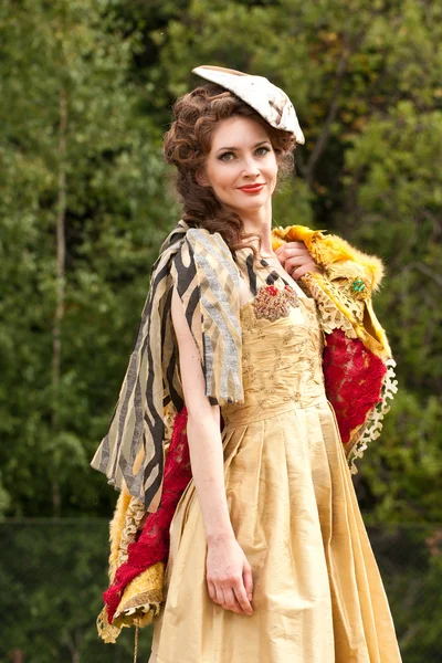 A mulher jovem na roupa de 18 séculos — Fotografia de Stock