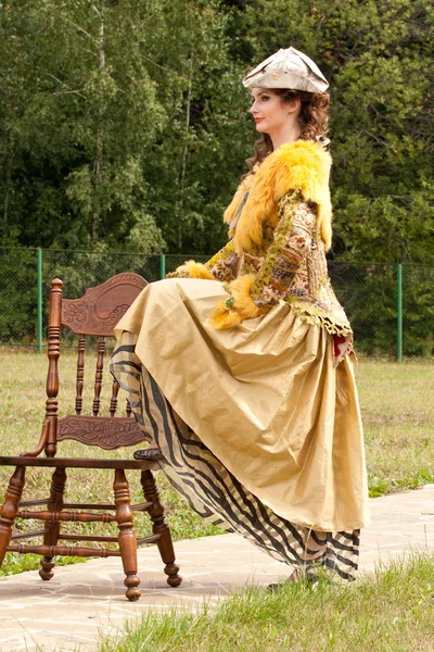 La jeune femme vêtue de 18 siècles — Photo