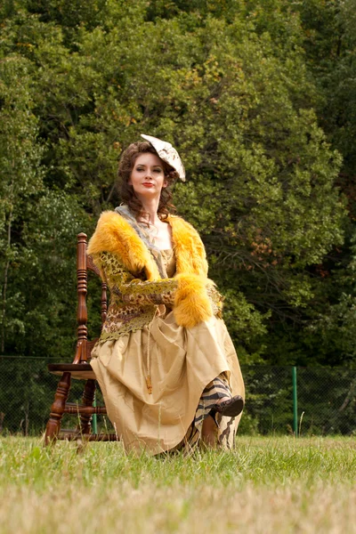 那个穿着十八世纪衣服的年轻女人 — 图库照片