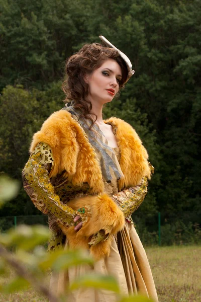 De jonge vrouw in kleding van 18 eeuwen — Stockfoto