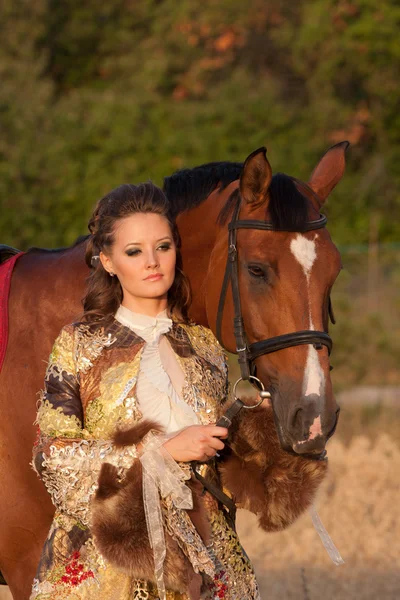 A mulher em roupa de 18 séculos com cavalo — Fotografia de Stock