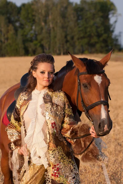 La mujer vestida de 18 siglos con el caballo — Foto de Stock