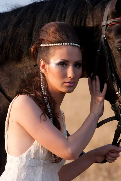 A mulher em roupa de 18 séculos com cavalo — Fotografia de Stock