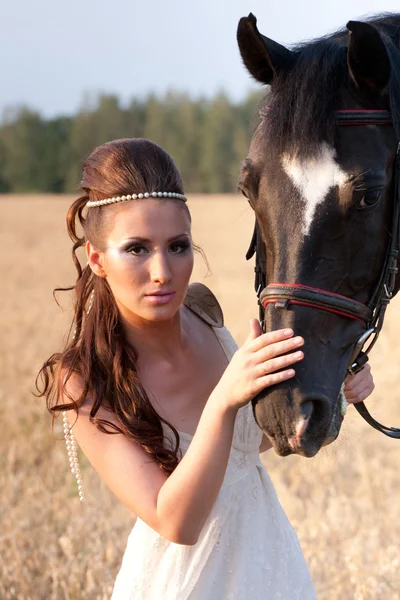 Kvinnan i kläder av 18 århundraden med häst — Stockfoto