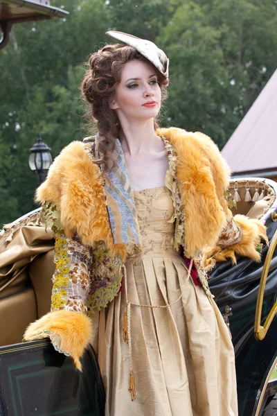 那个穿着十八世纪衣服的年轻女人 — 图库照片