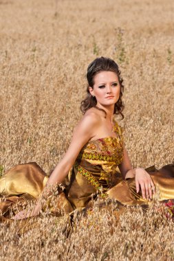 18 asırlık giysiler içindeki genç kadın.