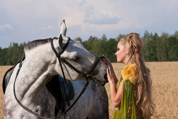 马和女人脸对脸 — 图库照片