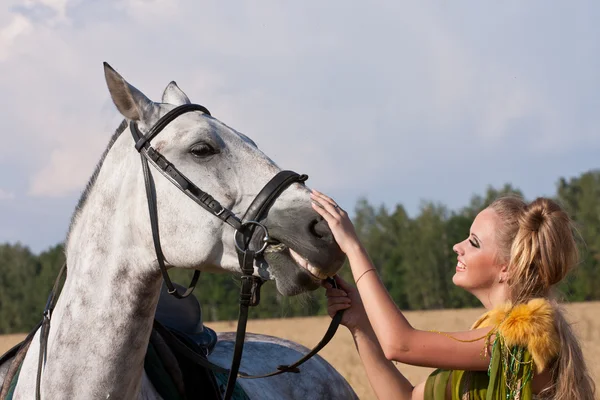 Paard en vrouw aangezicht tot aangezicht — Stockfoto